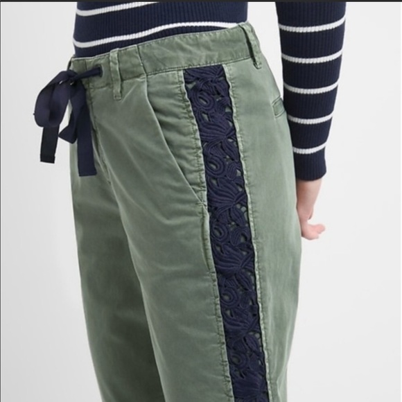 GAP Pants - GAP Girlfriend Chino Pants With Navy Crochet Trim Size 00
